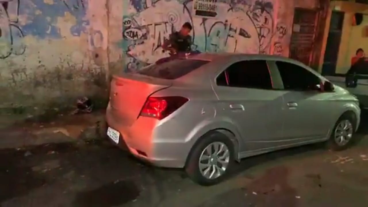 Motorista de aplicativo é resgatado do porta-malas de carro após sequestro Motorista de aplicativo é resgatado do porta-malas de carro após sequestro