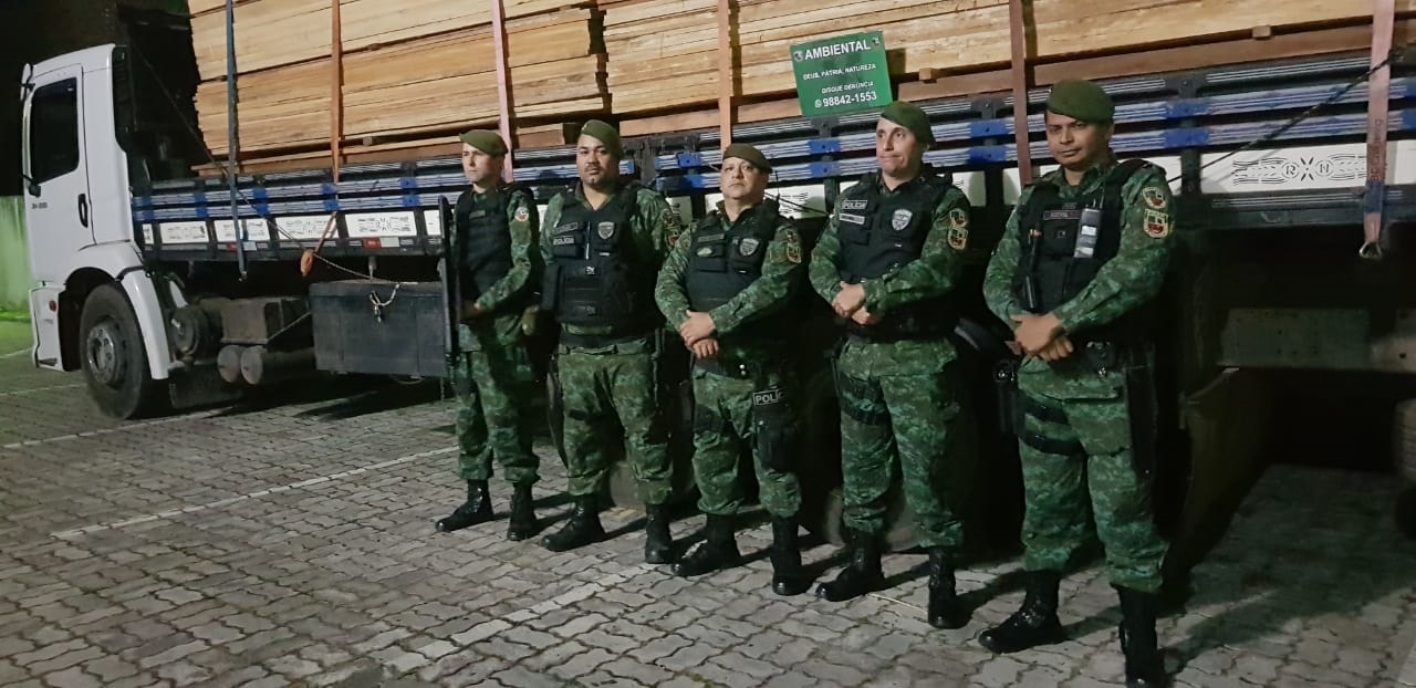PM apreende carga de madeira irregular na Compensa PM apreende carga de madeira irregular na Compensa