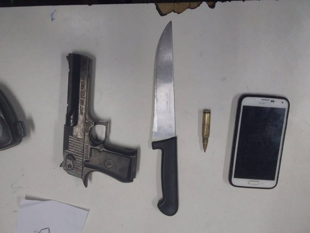 ARMADO EM ESCOLA Estudante é detido com simulacro e faca em Parintins ARMADO EM ESCOLA Estudante é detido com simulacro e faca em Parintins