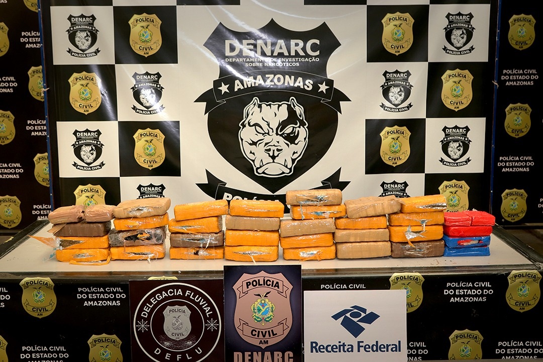 Dupla é presa com 35kg de drogas no porto da Manaus Moderna Dupla é presa com 35kg de drogas no porto da Manaus Moderna