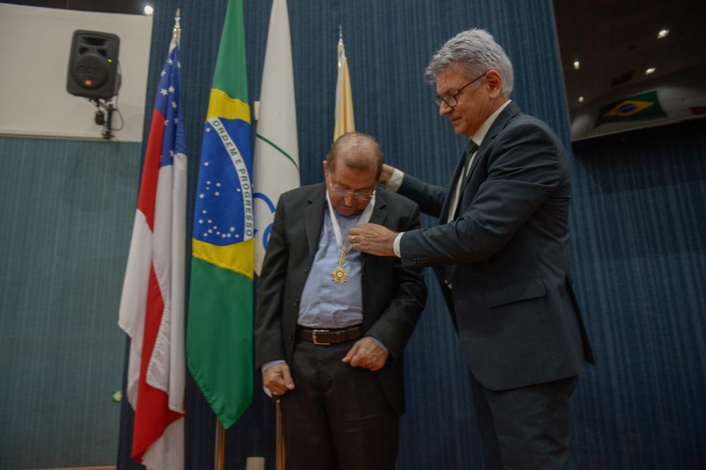 Dom S&eacute;rgio Castriani recebe Medalha de Ouro Cidade de Manaus