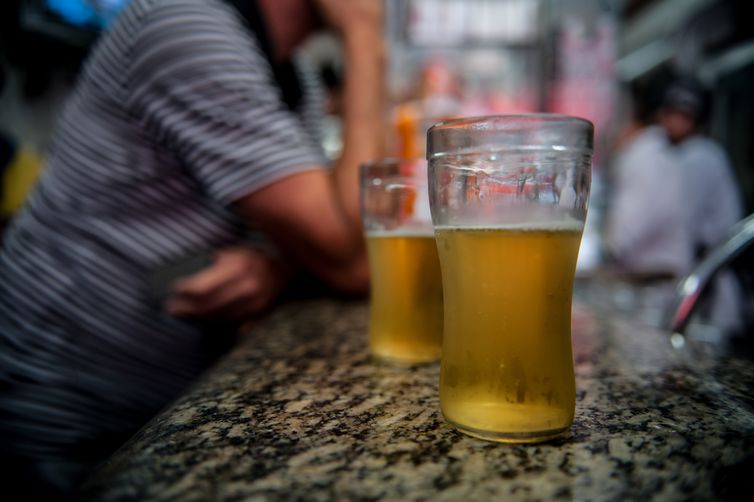 Mais da metade da população brasileira já consumiu bebida na vida, diz estudo Mais da metade da população brasileira já consumiu bebida na vida, diz estudo