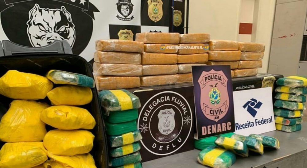 Casal é preso com 51kg de skunk e cocaína escondidos em mal Casal é preso com 51kg de skunk e cocaína escondidos em mal