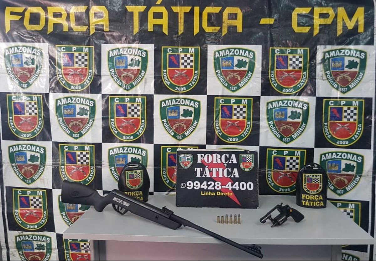 Homem intimida vizinhos com arma de fogo e faz filho de 'escudo' para não ser preso Homem intimida vizinhos com arma de fogo e faz filho de 'escudo' para não ser preso