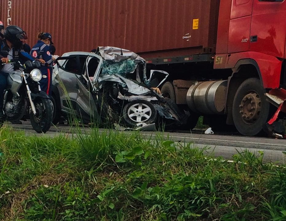 Acidente entre carro e carreta deixa mulher morta na BR-174 Acidente entre carro e carreta deixa mulher morta na BR-174