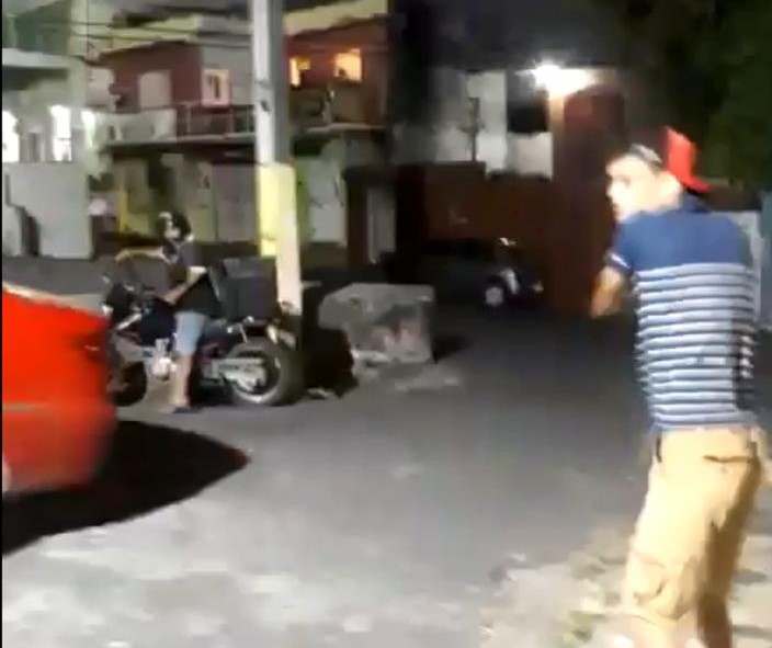 GUERRA DE FACÇÕES Homem fica ferido ao ser baleado no Morro. Veja vídeo GUERRA DE FACÇÕES Homem fica ferido ao ser baleado no Morro. Veja vídeo