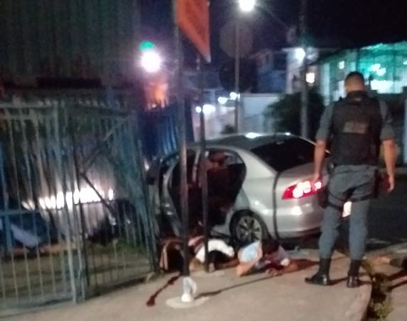 Persegui&ccedil;&atilde;o e troca de tiros termina com suspeitos baleados no Santo Ant&ocirc;nio. Veja v&iacute;deo