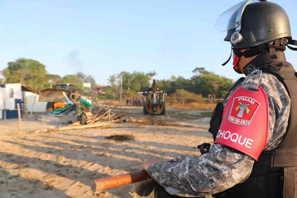 Polícia faz reintegração de posse de área verde no Tarumã Polícia faz reintegração de posse de área verde no Tarumã