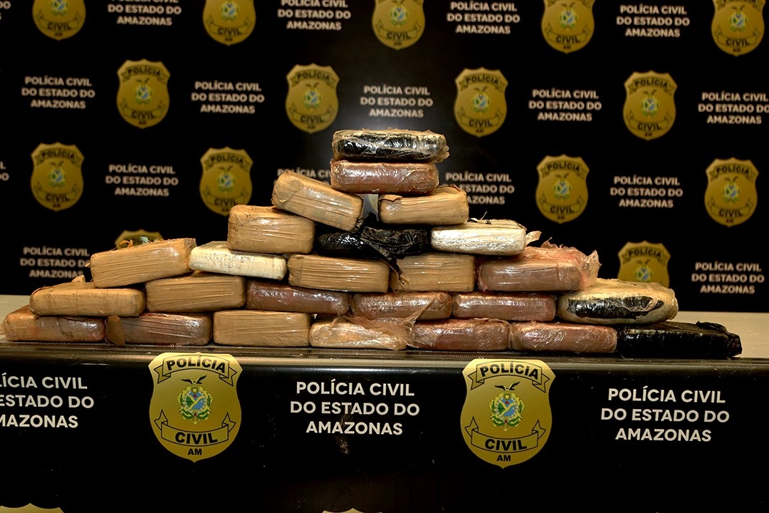 Avaliada em R$ 200 mil, 40kg de skunk são apreendidos com dupla em barco Avaliada em R$ 200 mil, 40kg de skunk são apreendidos com dupla em barco