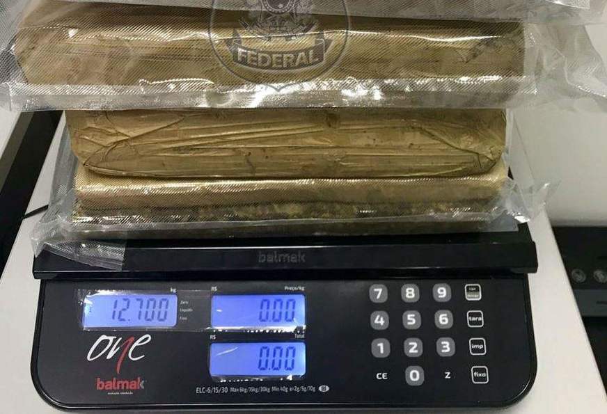 Adolescente de 17 anos é apreendida com 13kg de maconha em mala no aeroporto Adolescente de 17 anos é apreendida com 13kg de maconha em mala no aeroporto