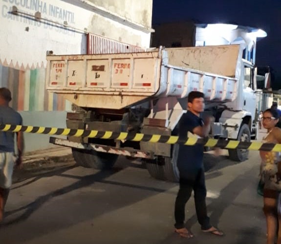 Homem morre atropelado ao dormir debaixo de caminh&atilde;o