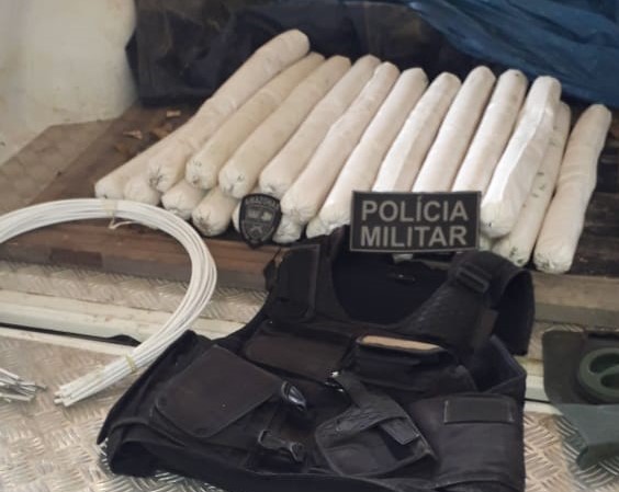 Com 23 'bananas' de dinamite, homem é preso em Humaitá Com 23 'bananas' de dinamite, homem é preso em Humaitá