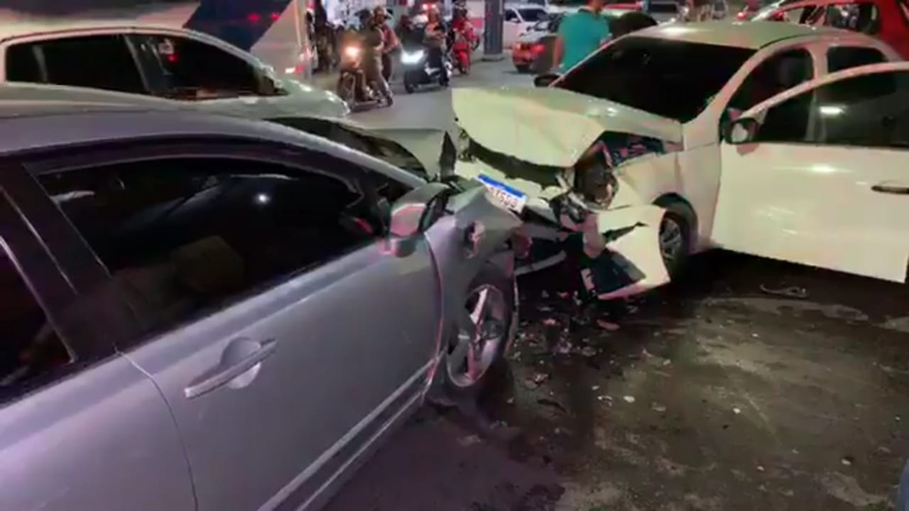 Trio sequestra motorista de aplicativo e usa carro para fazer arrastões Trio sequestra motorista de aplicativo e usa carro para fazer arrastões