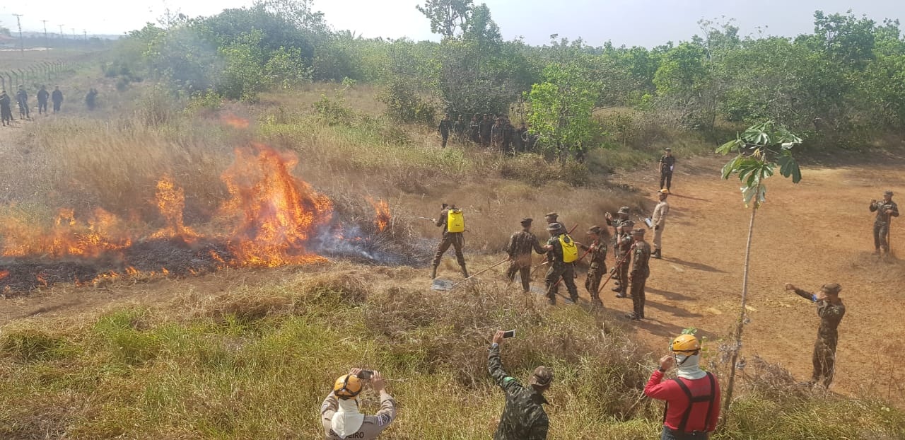 Bombeiros iniciam capacita&ccedil;&atilde;o em combate a inc&ecirc;ndios para Ex&eacute;rcito em Humait&aacute;