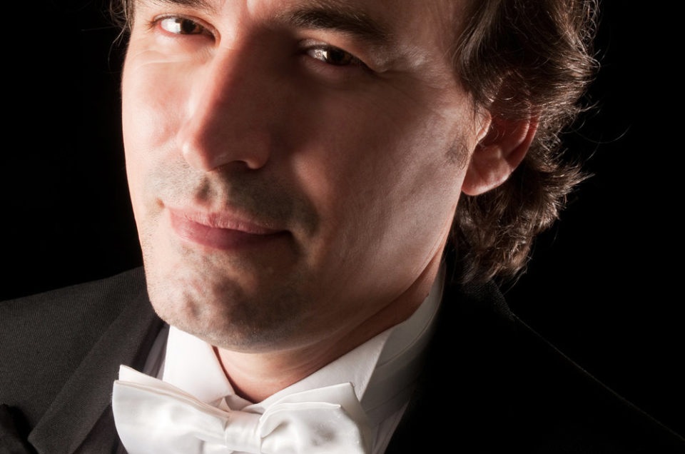Maestro convidado rege Amazonas Filarm&ocirc;nica em concerto no Teatro Amazonas