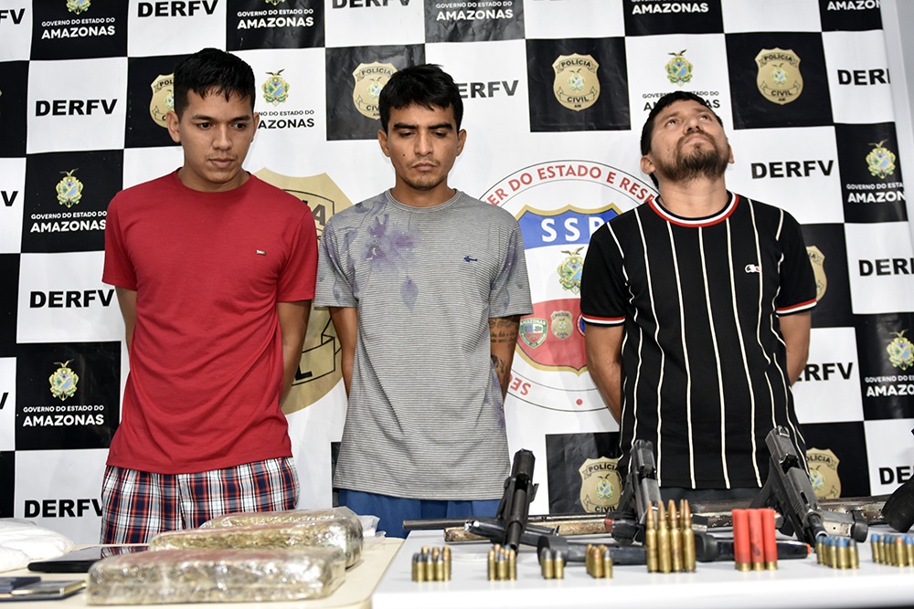 Trio ligado à facção de João Branco é preso com armas, drogas e carros roubados Trio ligado à facção de João Branco é preso com armas, drogas e carros roubados