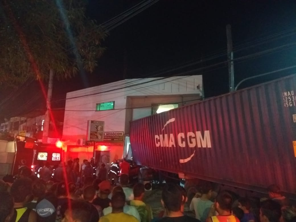 QUATRO FERIDOS Motorista perde controle de carreta e invade residência na zona Sul QUATRO FERIDOS Motorista perde controle de carreta e invade residência na zona Sul