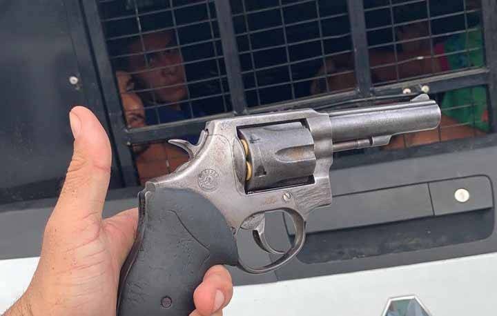 Trio é preso suspeito de balear ambulante nas costas na Djalma Batista Trio é preso suspeito de balear ambulante nas costas na Djalma Batista