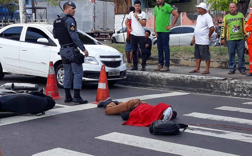 Motociclista bate em carro, cai e é atropelado por ônibus na Constantino Motociclista bate em carro, cai e é atropelado por ônibus na Constantino