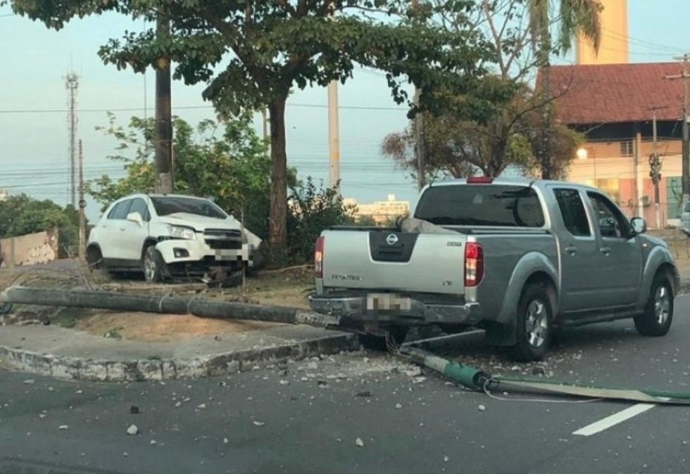 Carro desgovernado invade canteiro central na Ponta Negra e três ficam feridos Carro desgovernado invade canteiro central na Ponta Negra e três ficam feridos