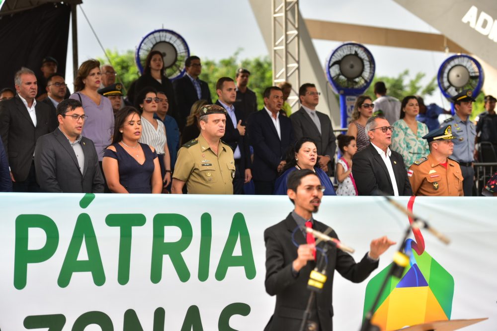 Governador acompanha desfile cívico escolar com 15 mil alunos no Sambódromo Governador acompanha desfile cívico escolar com 15 mil alunos no Sambódromo