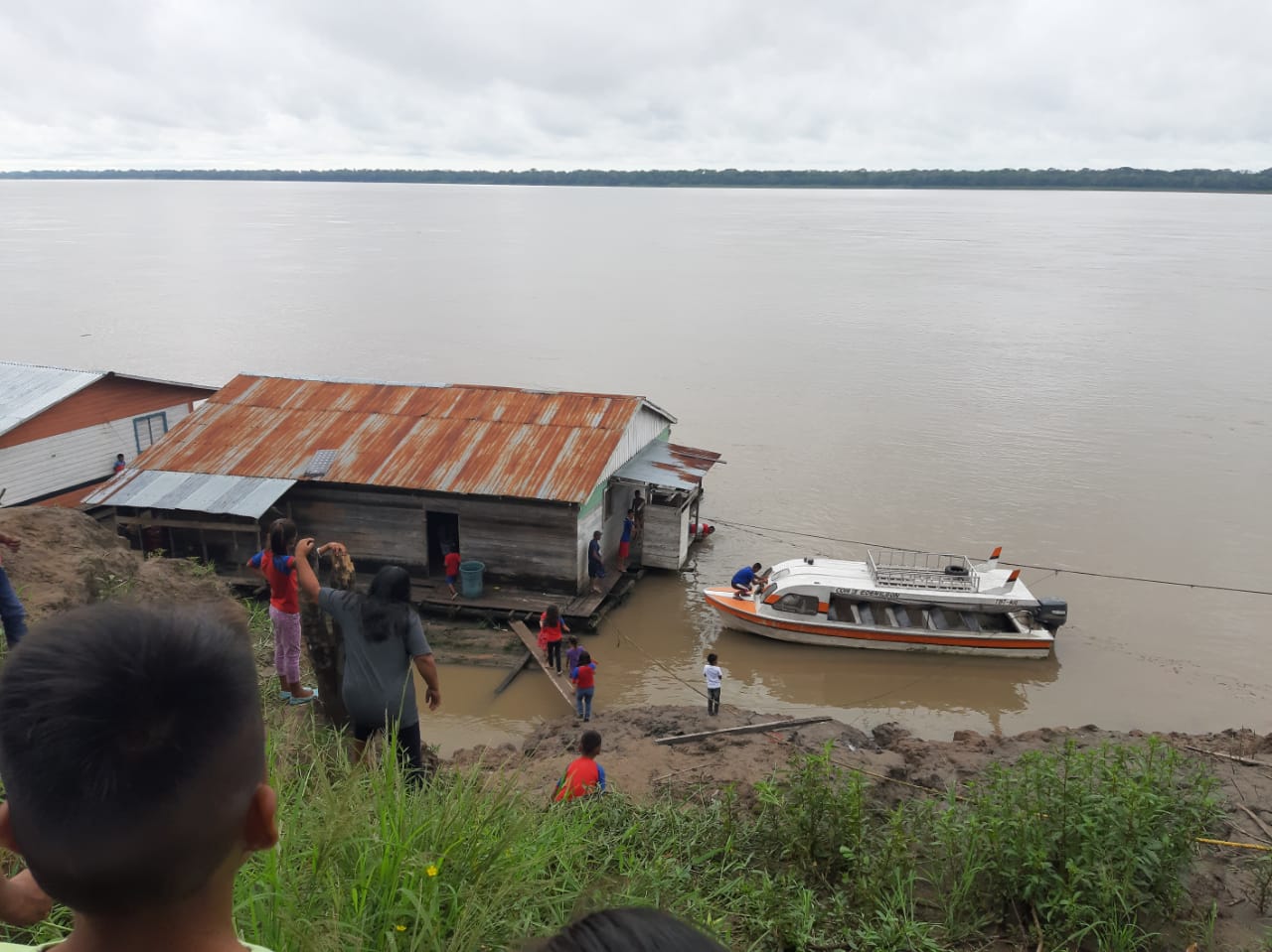 Criança de 2 anos morre afogada após escorregar de flutuante em Tabatinga Criança de 2 anos morre afogada após escorregar de flutuante em Tabatinga