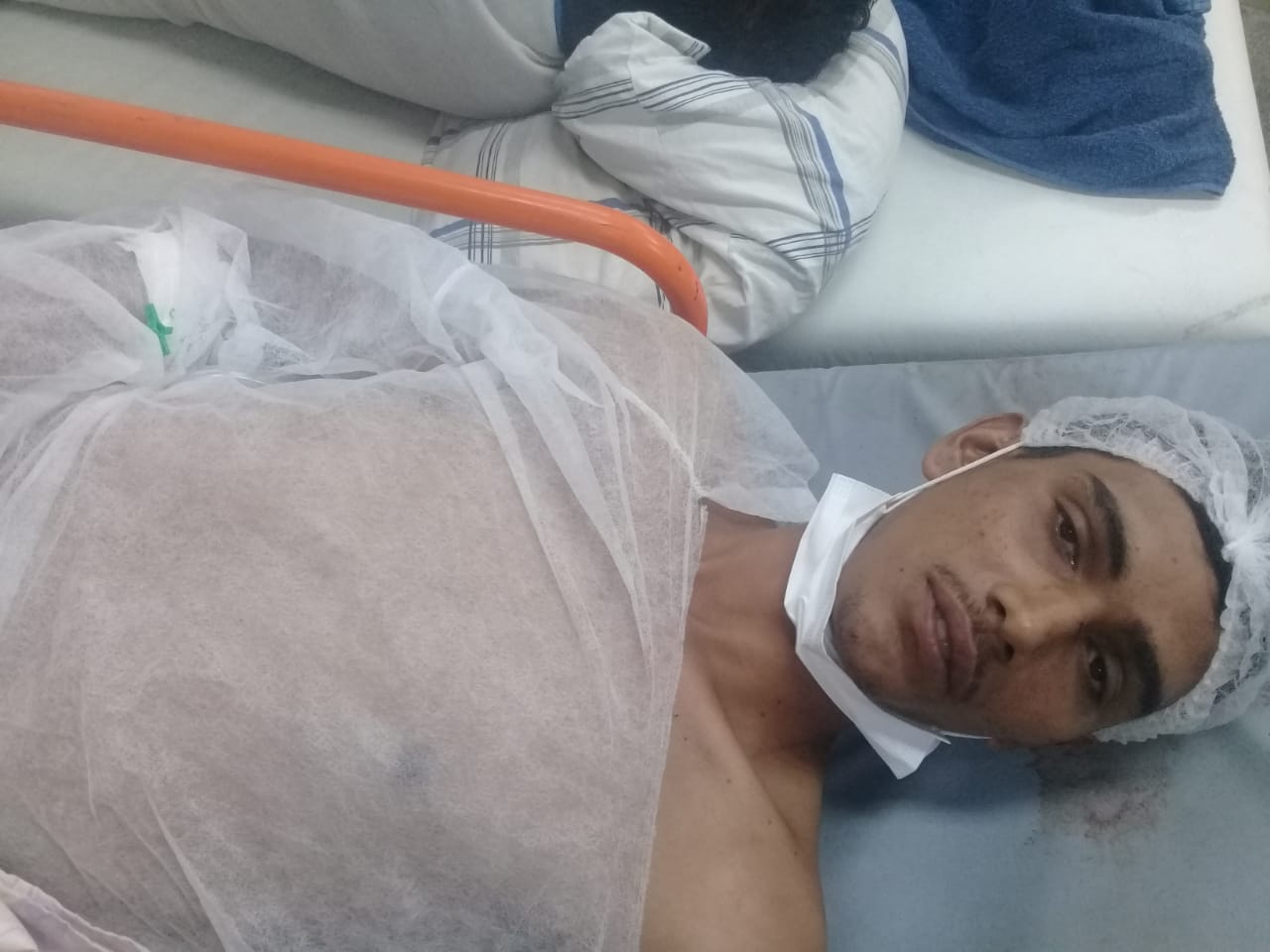 Com mandado de prisão em aberto, homem é detido em hospital após levar tiro no crânio Com mandado de prisão em aberto, homem é detido em hospital após levar tiro no crânio