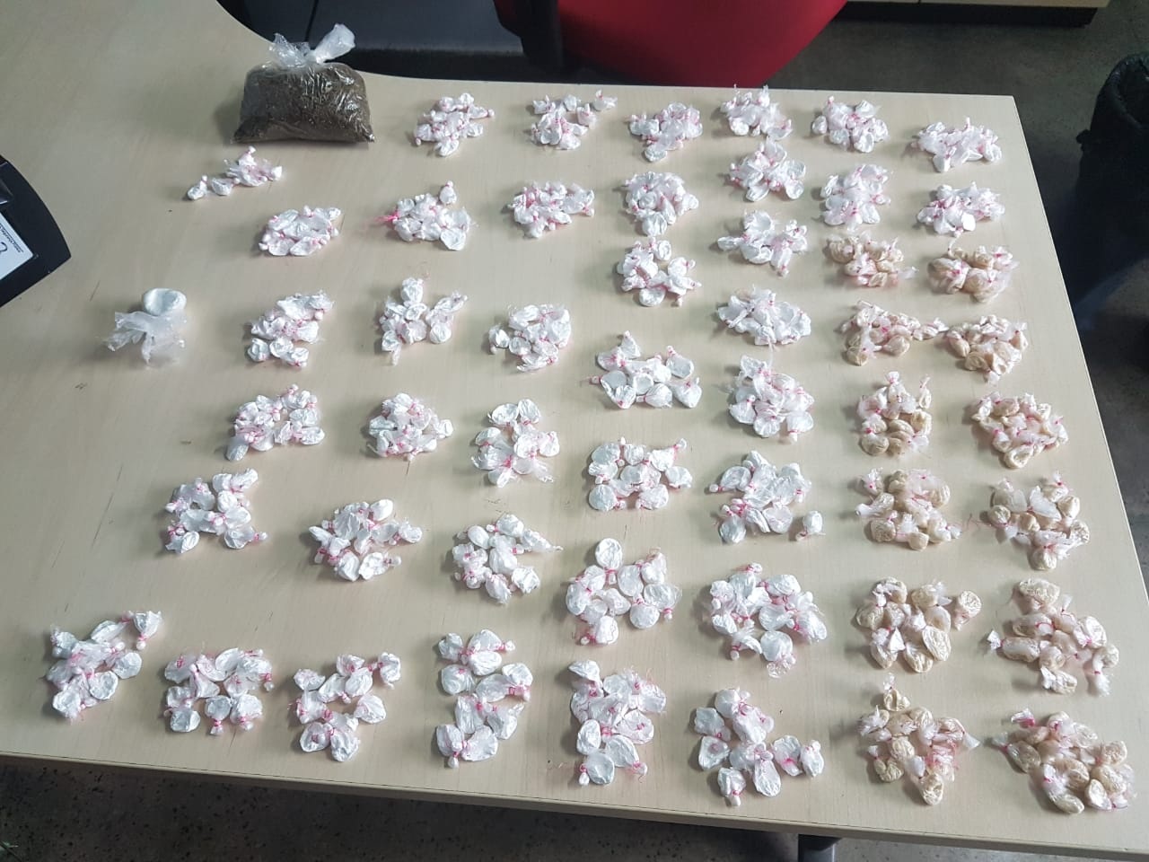 M&atilde;e e filho s&atilde;o presos com 500 trouxinhas de coca&iacute;na e maconha no Santo Ant&ocirc;nio