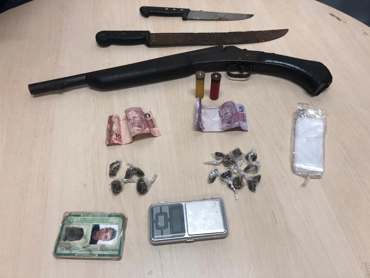 Polícia prende jovem e apreende adolescente com maconha e espingarda Polícia prende jovem e apreende adolescente com maconha e espingarda