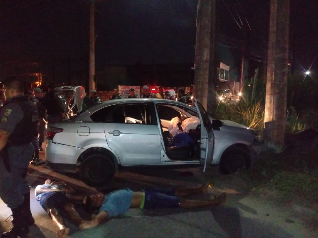 NOITE DE TERROR Quarteto assalta, foge, troca tiros com PM e bate carro; todos foram presos