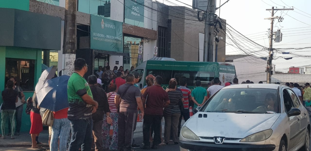 Consumidores fazem fila no mutirão de renegociação de dívida no Procon Consumidores fazem fila no mutirão de renegociação de dívida no Procon