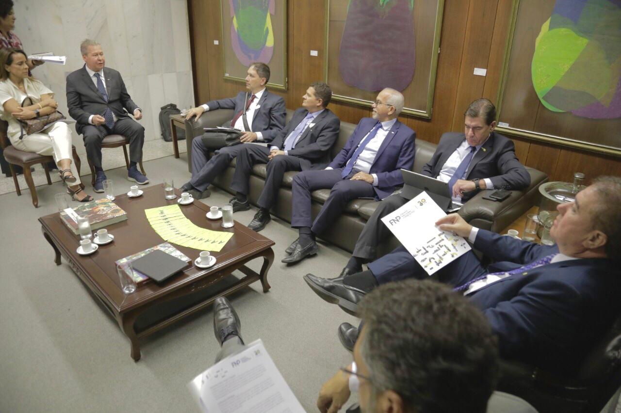 Em reunião com ministro, prefeito de Manaus pede envio de recursos da Lava Jato a municípios Em reunião com ministro, prefeito de Manaus pede envio de recursos da Lava Jato a municípios