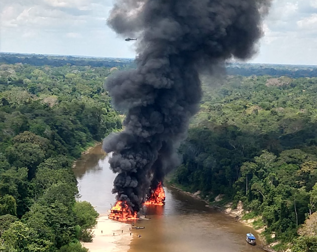 50 balsas de garimpo ilegal s&atilde;o destru&iacute;das na Opera&ccedil;&atilde;o Korubo