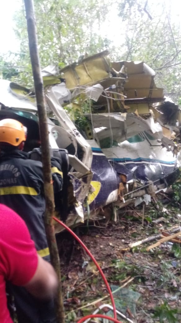 Aeroporto fica fechado por 1h35 após queda de avião; apesar dos destroços, todos sobreviveram Aeroporto fica fechado por 1h35 após queda de avião; apesar dos destroços, todos sobreviveram