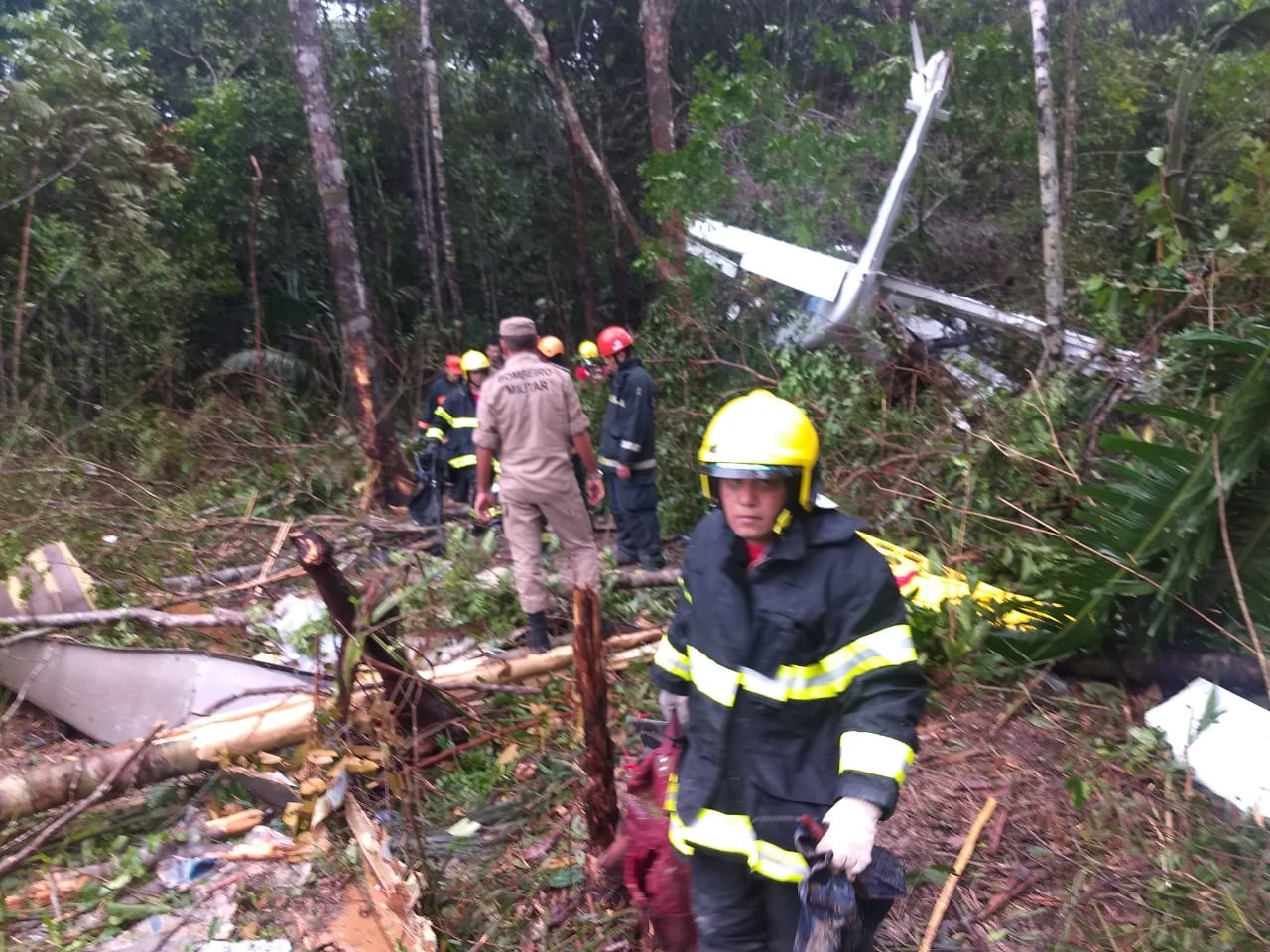 Corpo de Bombeiros resgata 10 vítimas de acidente aéreo em Manaus Corpo de Bombeiros resgata 10 vítimas de acidente aéreo em Manaus