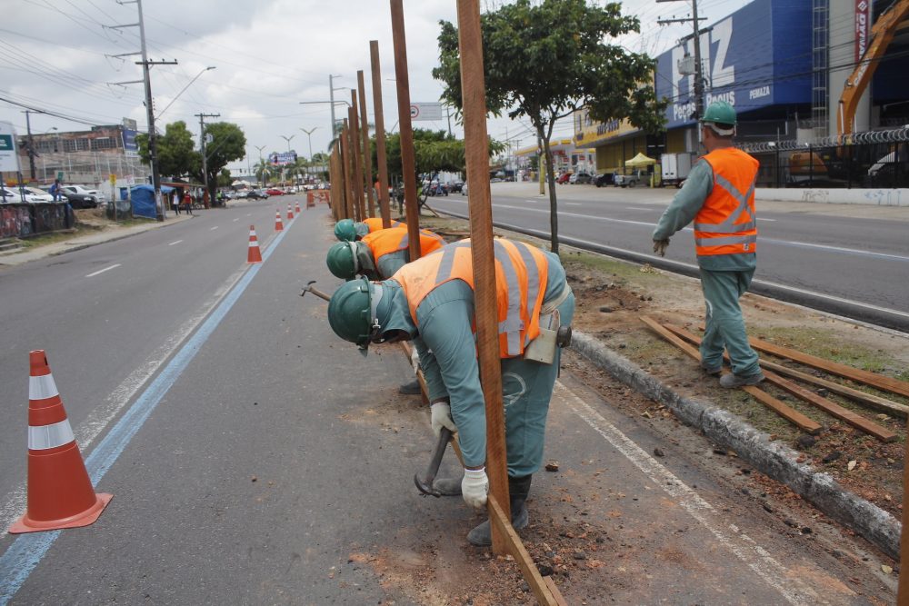 Prefeitura inicia instalação de tapumes para obra do novo complexo viário do Manoa Prefeitura inicia instalação de tapumes para obra do novo complexo viário do Manoa