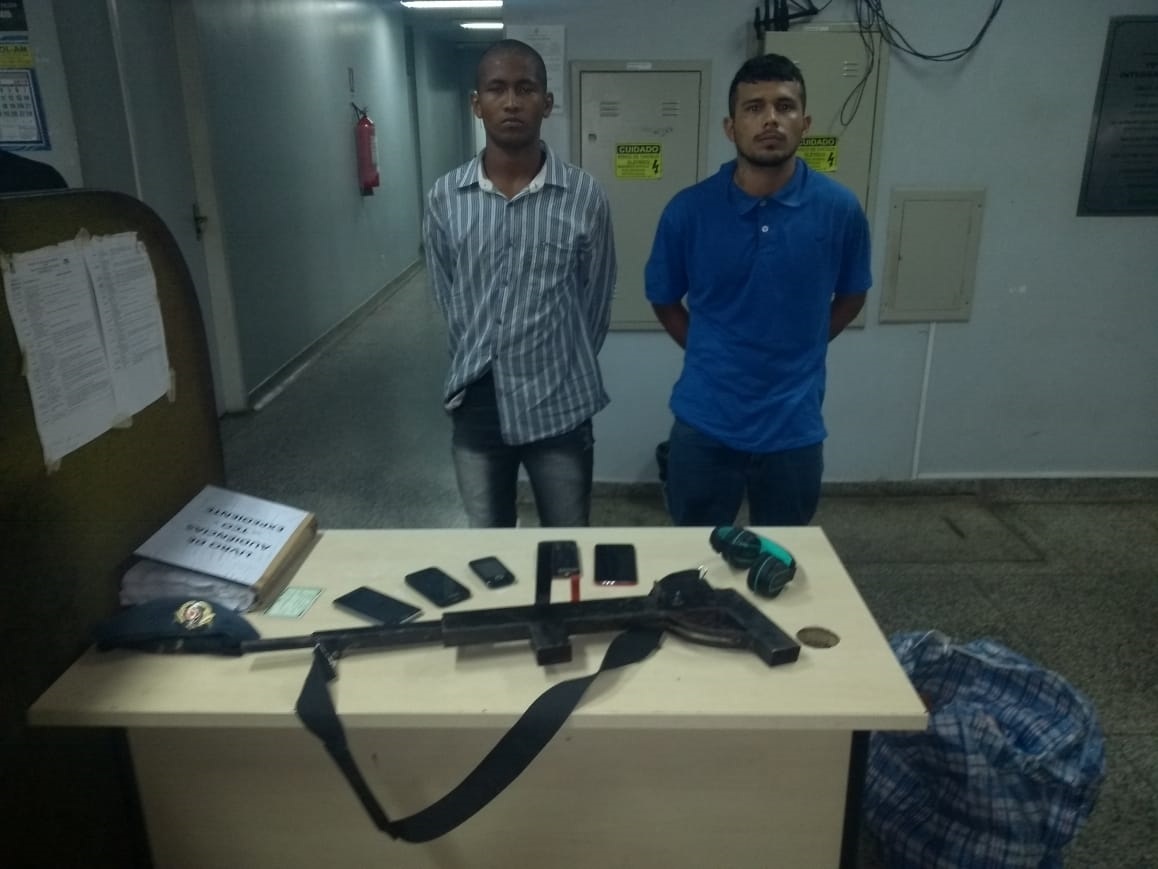 Com arma de cano longo, PM detém dupla durante assalto a ônibus Com arma de cano longo, PM detém dupla durante assalto a ônibus