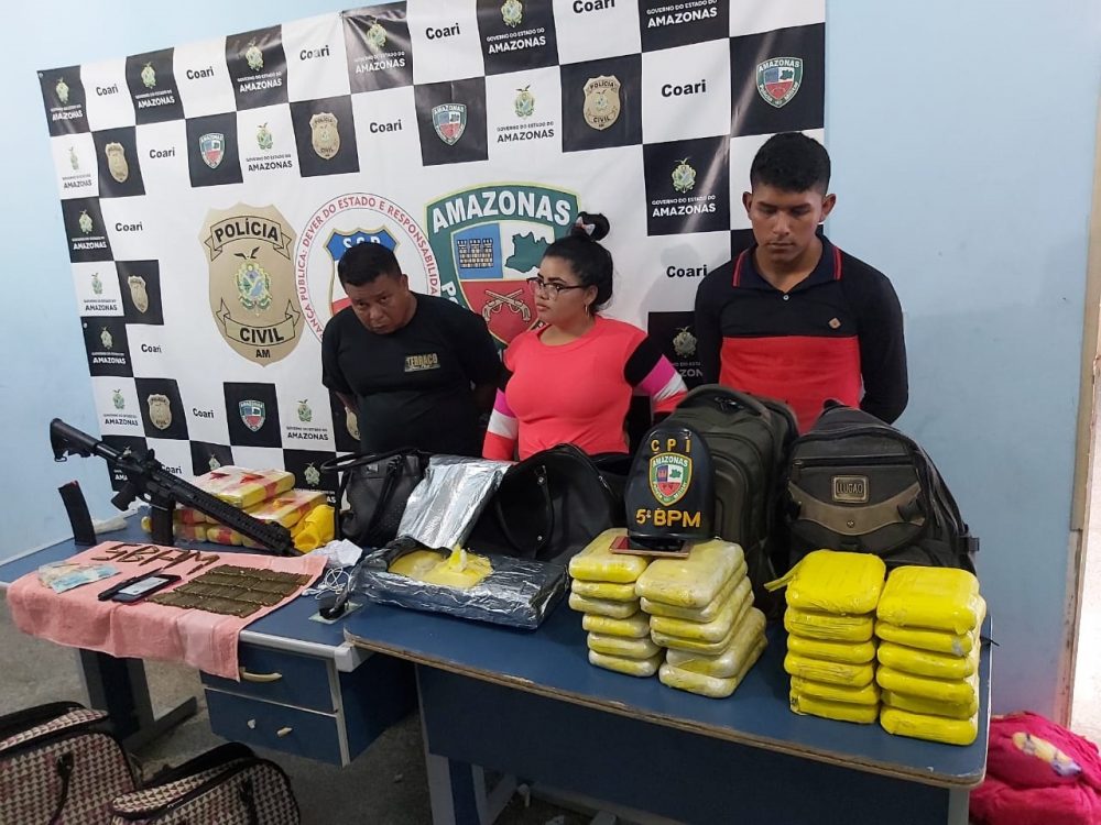 Cocaína, fuzil AR-15 e munições são apreendidos em porto de Coari Cocaína, fuzil AR-15 e munições são apreendidos em porto de Coari