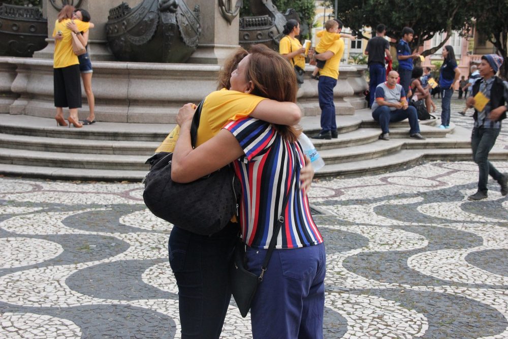 Distribuição de abraços no Largo chama atenção para prevenção ao suicídio Distribuição de abraços no Largo chama atenção para prevenção ao suicídio