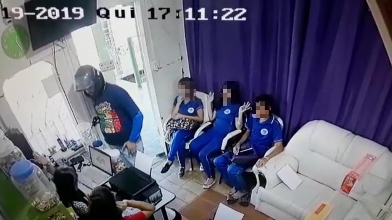 Ladrão encontra prima trabalhando no local do roubo e devolve tudo que roubou Ladrão encontra prima trabalhando no local do roubo e devolve tudo que roubou