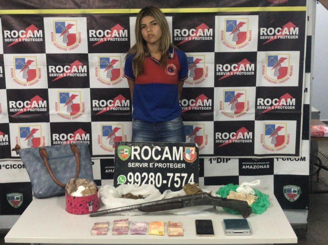 Com farda de estudante, jovem &eacute; presa com drogas na Pra&ccedil;a 14