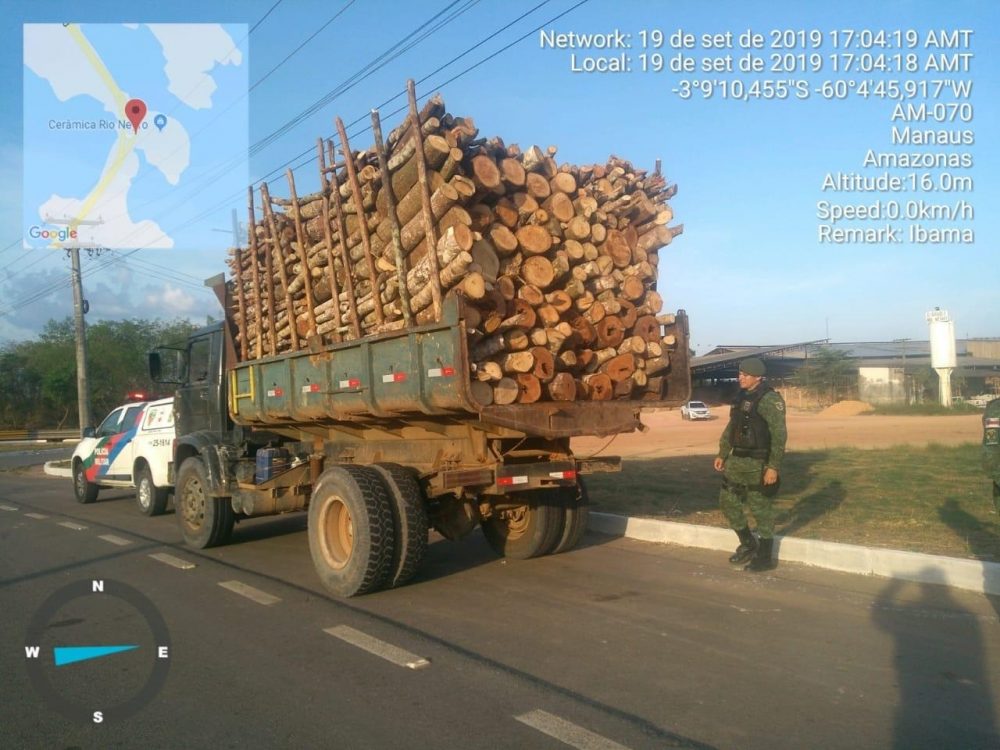 Carga de madeira transportada em caçamba é apreendida e dois homens presos Carga de madeira transportada em caçamba é apreendida e dois homens presos