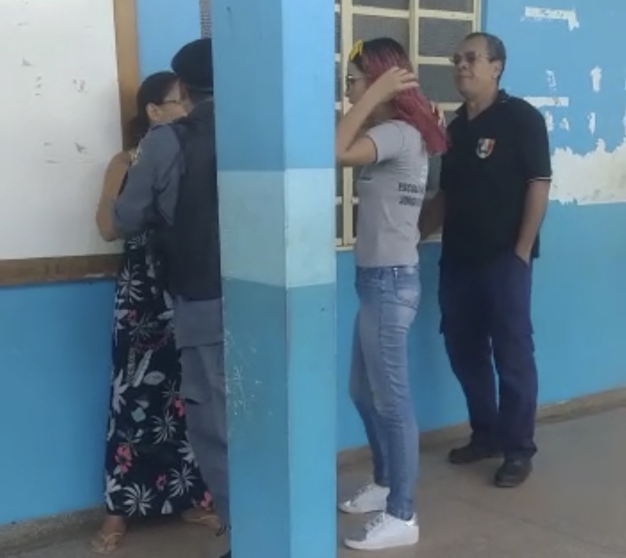 Aluna barrada em escola pública por não calçar tênis padronizado em Figueiredo Aluna barrada em escola pública por não calçar tênis padronizado em Figueiredo