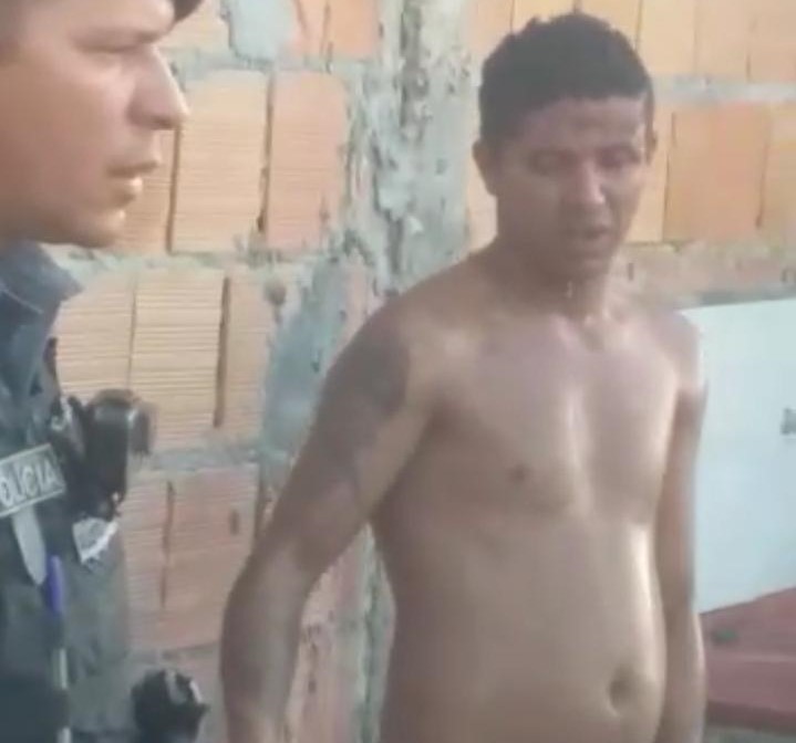 Mulher é baleada no pé ao reagir a assalto; suspeito é espancado e preso Mulher é baleada no pé ao reagir a assalto; suspeito é espancado e preso