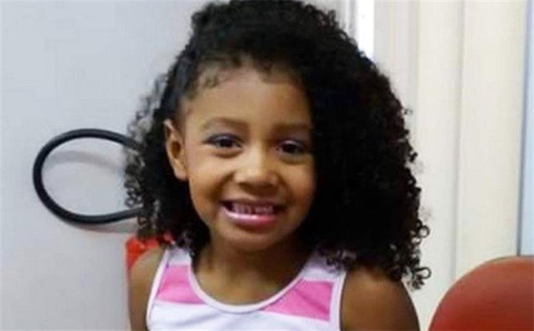 Menina de 8 anos morre vítima de bala perdida no Complexo do Alemão Menina de 8 anos morre vítima de bala perdida no Complexo do Alemão
