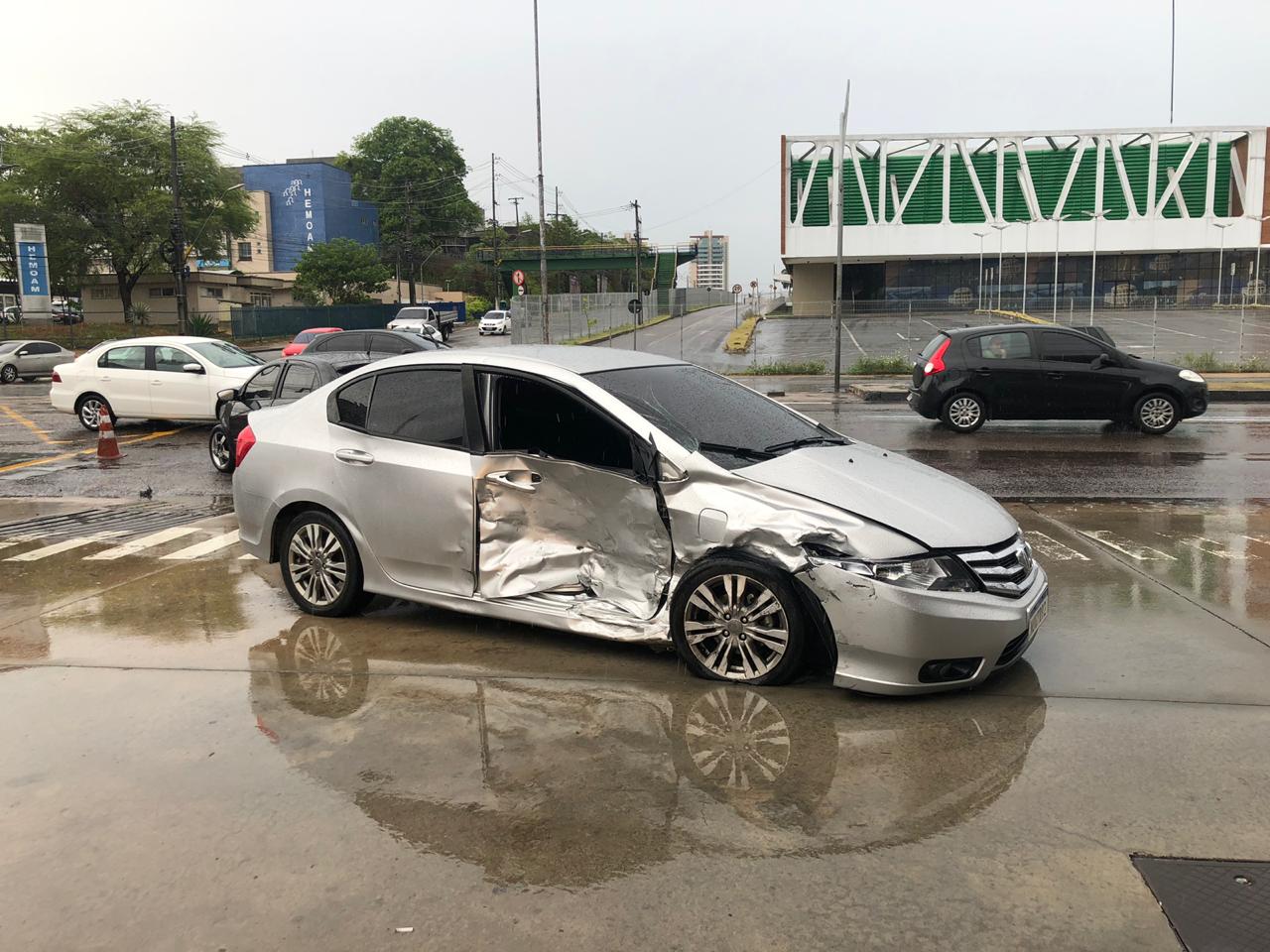 Acidente com dois carros deixa 4 pessoas feridas na Constantino Nery Acidente com dois carros deixa 4 pessoas feridas na Constantino Nery