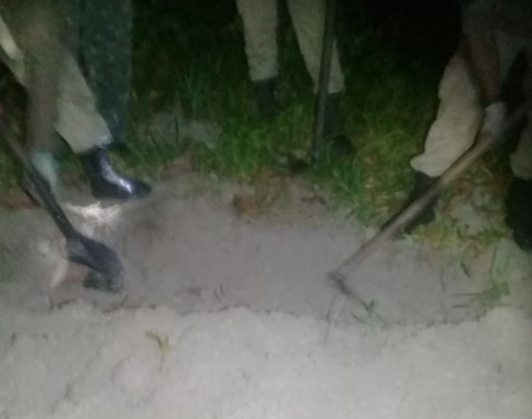 COVA RASA Corpo é encontrado com mãos amarradas e enterrado em invasão COVA RASA Corpo é encontrado com mãos amarradas e enterrado em invasão