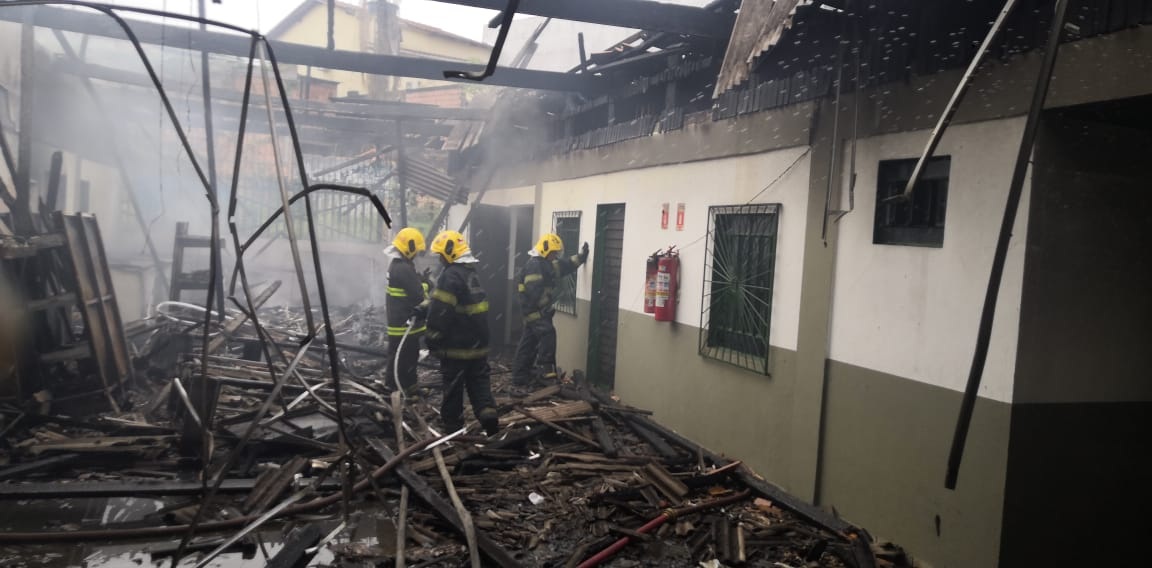Fábrica de papelão pega fogo no Parque das Laranjeiras. Veja vídeos Fábrica de papelão pega fogo no Parque das Laranjeiras. Veja vídeos