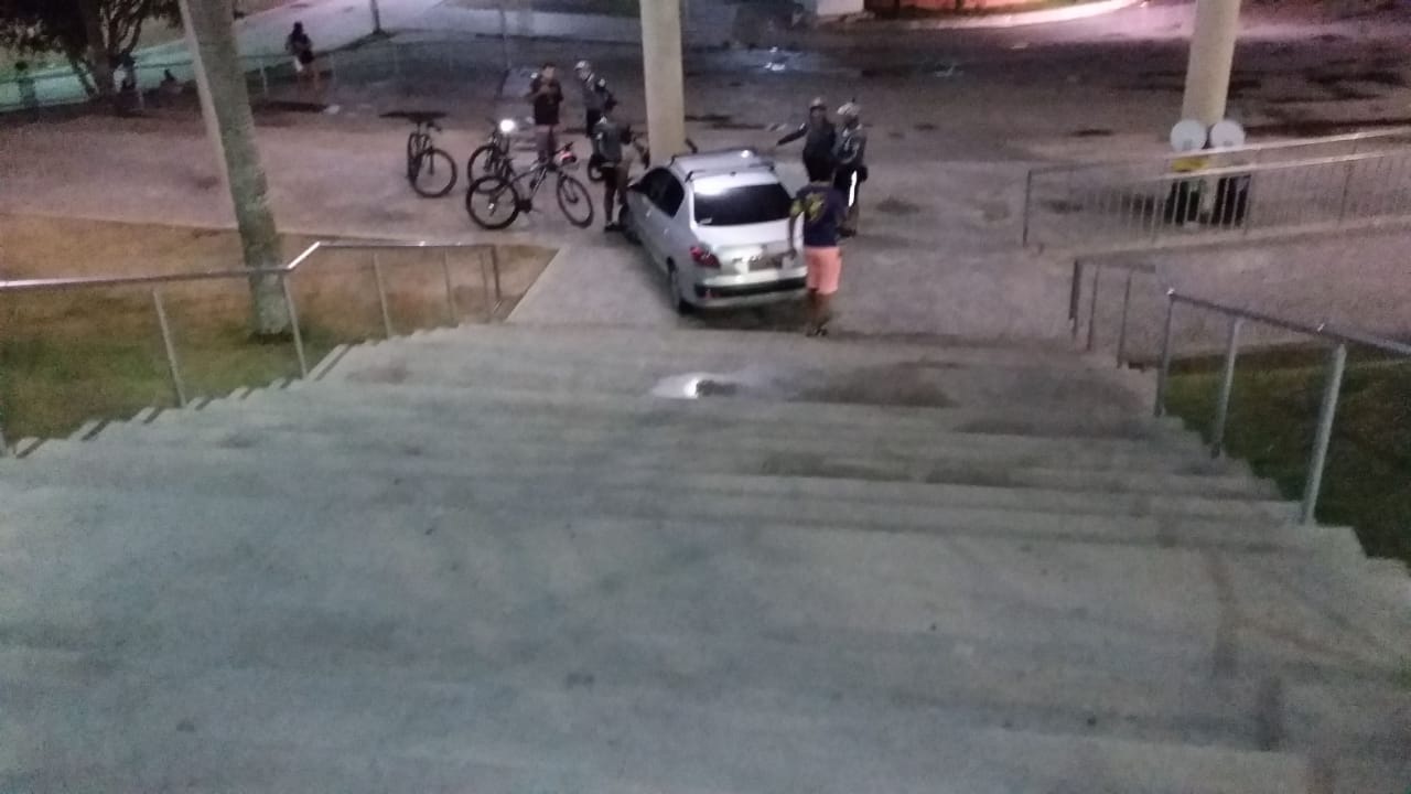 Motorista perde controle do carro e desce escadaria abaixo na Ponta Negra. Veja vídeo Motorista perde controle do carro e desce escadaria abaixo na Ponta Negra. Veja vídeo
