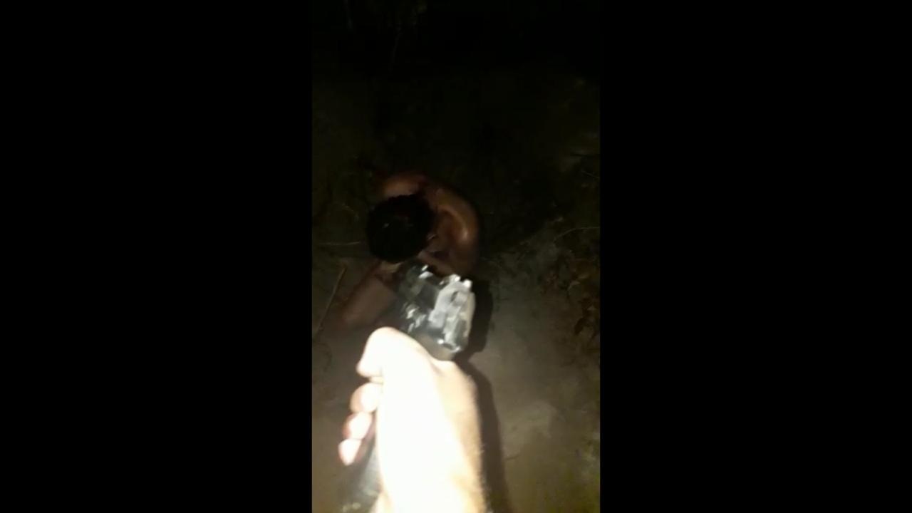 ASSASSINATO FILMADO PM prende homem com arma e encontra vídeo com execução no seu celular ASSASSINATO FILMADO PM prende homem com arma e encontra vídeo com execução no seu celular